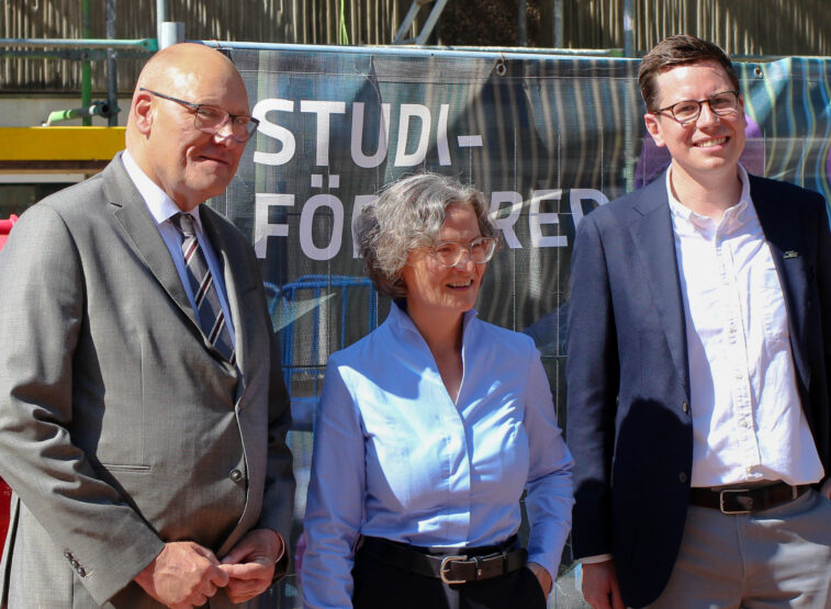 Gruppenbild: vlnr Frank Weeke, Ina Scharrenbach, Florian Krampe